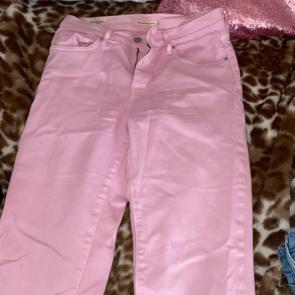 Pink Levi’s cropped fit